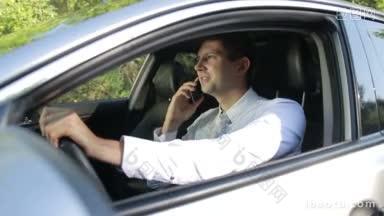 穿着白衬衫的年轻情绪化的商人坐在车里用智能手机和手势与外国伙伴争论