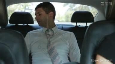 疲惫的年轻企业家松了领带，放松在汽车后座的<strong>辛苦</strong>工作一天充满了商务会议