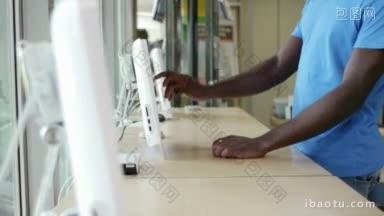 非裔美国人和白人学生在图书馆用触屏电脑打字查询数据库