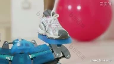 年轻的非洲裔美国妇女穿着运动服在台阶上锻炼，看着摄像机起重机拍摄