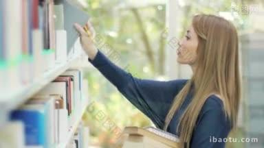 金发女大学生从图书馆的书架上取书，看着相机
