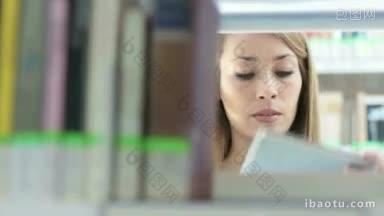 一名女大学生从图书馆的书架上取书，正在看书