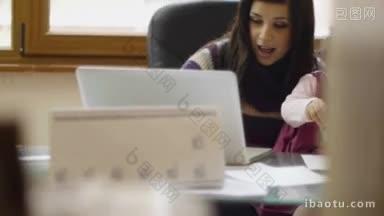 母亲和<strong>女商人</strong>在家里用笔记本电脑工作，和她的宝贝<strong>女</strong>儿玩