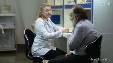 老年患病的男<strong>病人</strong>一边咳嗽一边在医务室看病，迷人的长金发女医生带着