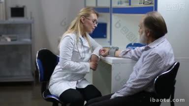 女医生心脏科医生在医院办公室测量高级男病人的血压，关心穿着白大褂的迷人女医生