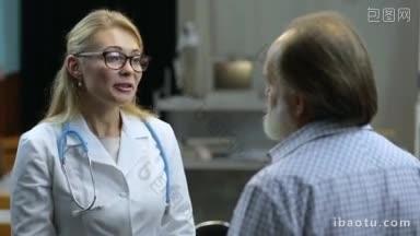 积极的女医生戴眼镜与资深男<strong>病人</strong>谈话，解释良好的医疗结果在诊所快乐的迷人的金发