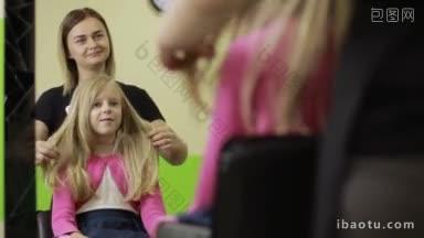 带着美丽的金色长发微笑的小女孩在美发沙龙向女主人咨询<strong>剪头发</strong>的快乐的孩子
