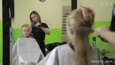 迷人的发型师在美容院用<strong>吹风机</strong>和圆刷吹金黄色长发，专业女发型师做发型