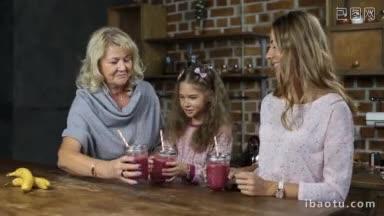 三代家庭的肖像在梅森罐中烤红莓冰沙和微笑在现代厨房背景美丽的祖母