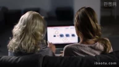 购物女网上购物的配件网站使用笔记本电脑时尚高级母亲和成年女儿坐在沙发上