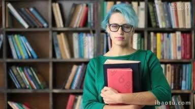 时髦的女<strong>学生</strong>在时髦的眼镜拿着书在图书馆与可爱的微笑<strong>美丽</strong>快乐的<strong>学生</strong>女孩肖像