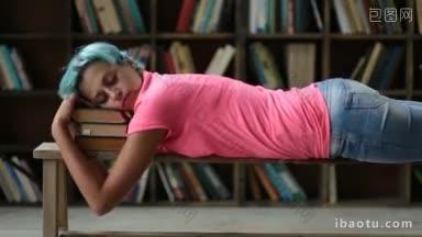 美丽的女大学生的肖像谁睡着了在图书馆的一堆书特写
