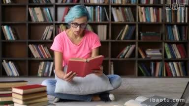 漂亮的过度劳累的蓝头发女<strong>大学</strong>生，在<strong>大学图书馆</strong>努力<strong>学习</strong>的时候看书，沮丧的时髦女孩