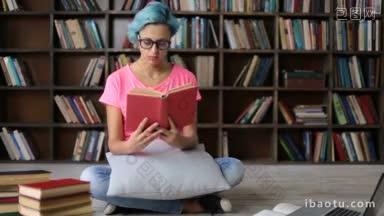 <strong>劳累</strong>过度的女学生在大学图书馆看书时打盹，疲惫的时髦女孩盘腿坐在地板上