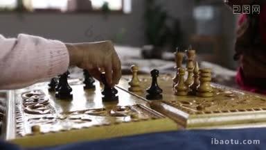 特写小女孩下棋，使一个行动，在她的手黑车在棋盘上棋子