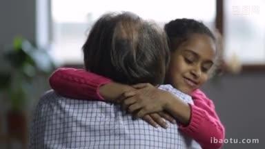 可爱的混血孙女拥抱着她的白人爷爷，表达着对家庭内部的爱和温柔