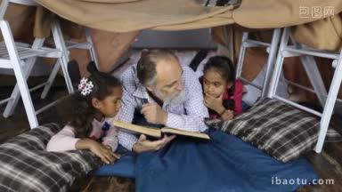 深情的英俊爷爷读圣经与可爱的混血小孙女关心白人爷爷读一本有趣的书