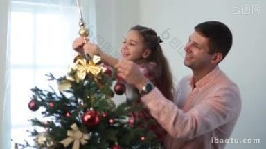 笑容满面的英俊父亲<strong>抱着</strong>可爱快乐的女儿，<strong>一家</strong>人在家里一起装饰圣诞树