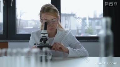 专注的科学家们戴着护目镜，穿着白大褂，拿着显微镜，在实验室里做着<strong>研究</strong>