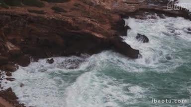 海浪<strong>碾压</strong>岩石与以下观点的罗什哈尼克拉海岸线