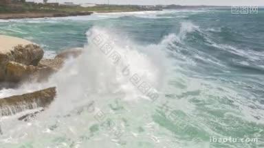景观与rosh hanikra海岸和蓝绿色大海的巨浪碾压白色白垩岩