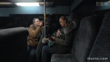 晚上乘坐公交车时，一名男子用手机拍摄了一名妇女和儿子在智能手机上玩游戏的视频