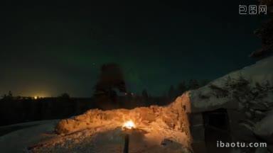 从靠近火的地面观看夜空中北<strong>极光</strong>的延时照片