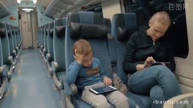 母亲和孩子<strong>乘坐</strong>夜间特快列车，女人花时间玩智能手机，给它充电，而男孩在玩