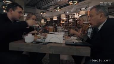 一家四口在餐厅吃饭，女人在<strong>享受</strong>美食，而男人在玻璃杯里叮当作响地喝啤酒
