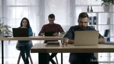创意办公室多媒体设备的<strong>业务</strong>团队集中了在笔记本电脑上工作的潮人，而他的同事在使用