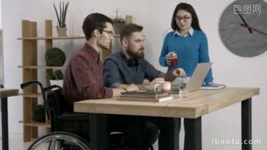 年轻有创意的潮人在办公室开会时头脑风暴，用笔记本电脑记录想法，残疾人坐在<strong>轮椅</strong>上