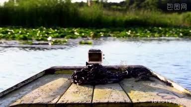 在湖边划船，用相机记录