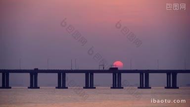一座现代化的巨人桥<strong>横跨</strong>中国深圳湾和日落后的交通