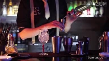 在夜总会或酒吧里，专业的调酒师<strong>正在</strong>准备加冰和混合酒精的鸡尾酒