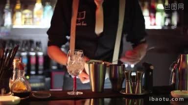 在夜总会或酒吧里，专业的调酒师正在准备加冰和混合酒精的<strong>鸡尾酒</strong>