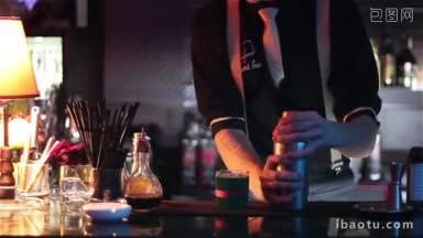 在夜总会或酒吧里，专业的调酒师正在准备加<strong>冰</strong>和混合酒精的鸡尾酒