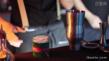 在夜总会或酒吧里，专业的<strong>调酒</strong>师正在准备加冰和混合酒精的鸡尾酒