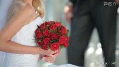 新娘手捧红色的婚礼花束