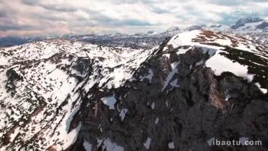 空中全景的雪山与岩石在日落的地平线上许多山滑雪