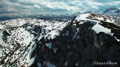空中全景的雪山与岩石在地平线上许多山滑雪