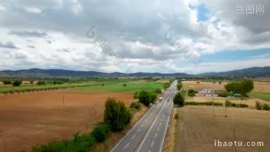 在乡村<strong>高速公路</strong>上驾驶货物的鸟瞰图托斯卡纳山区的鸟瞰图