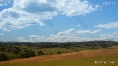 在意大利托斯卡纳的<strong>村庄</strong>，有美丽风景的田野上的多云天空的<strong>延时</strong>
