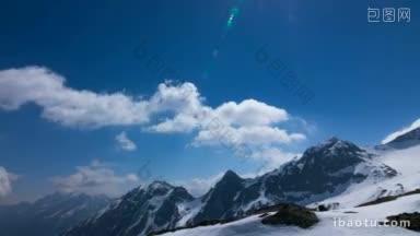 在奥地利阿尔卑斯山脉的雪山和多云山脉上的云层<strong>延时</strong>