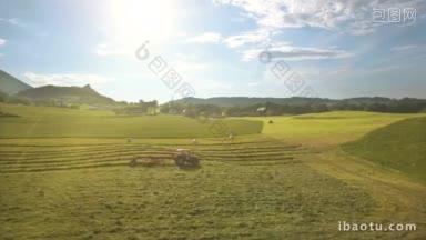 在奥地利的山区，阳光明媚的一天，拖拉机的<strong>天线</strong>在田野上收集干草