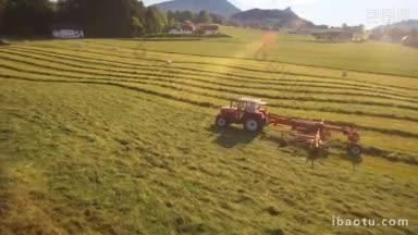 在奥地利的山区，阳光明媚的一天，拖拉机的<strong>天线</strong>在田野上收集干草