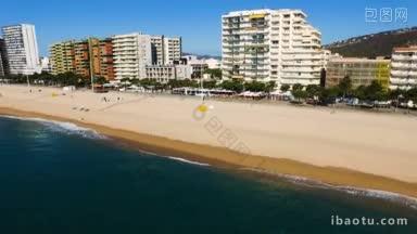 <strong>航拍</strong>的黄色沙滩和人们在城市的海岸在一个炎热的<strong>阳光</strong>灿烂的日子西班牙
