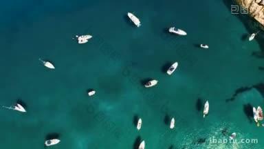 航拍俯瞰的帆船和游艇停泊在西班牙加泰罗尼亚海岸附近的野生港口