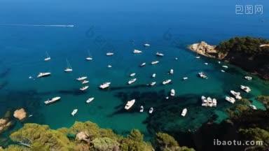 航拍的帆船和<strong>游艇</strong>停泊在西班牙加泰罗尼亚海岸附近的野生港口