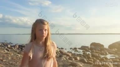 一个女孩一边跑一边向前看海岸旁边的慢镜头