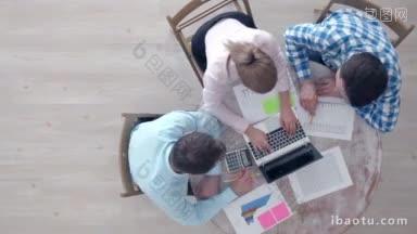 商务团队与穿着便装的人在办公桌旁进行<strong>财务</strong>统计工作